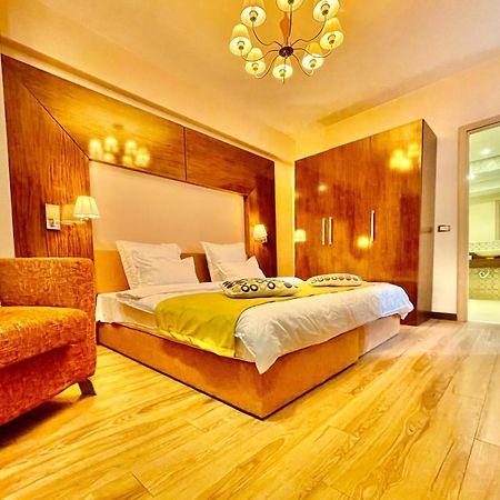Royal Studio Apartment With A Perfect View - Yamaluxe Bucareste Exterior foto