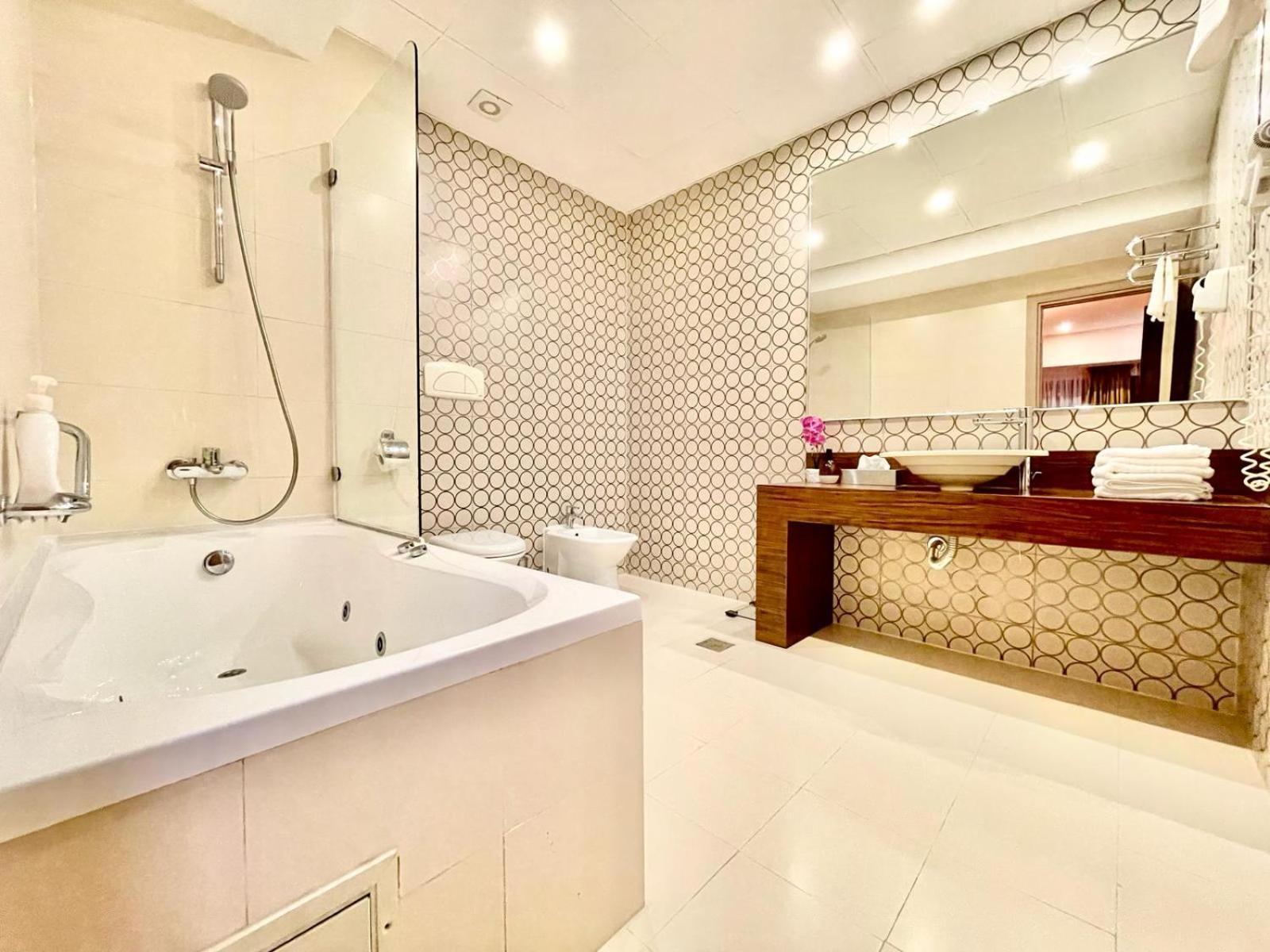 Royal Studio Apartment With A Perfect View - Yamaluxe Bucareste Exterior foto