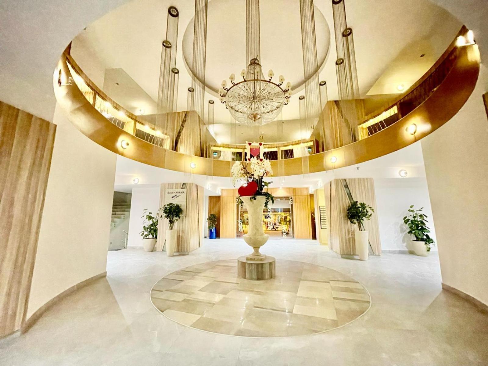 Royal Studio Apartment With A Perfect View - Yamaluxe Bucareste Exterior foto
